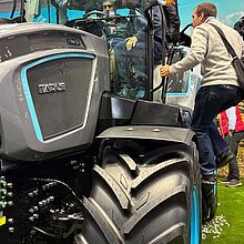 E-Traktor mit einem V 250 (Front)